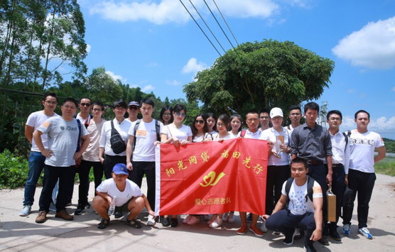 投哪网参与慈善助学公益活动，托起贫困儿童读书梦  