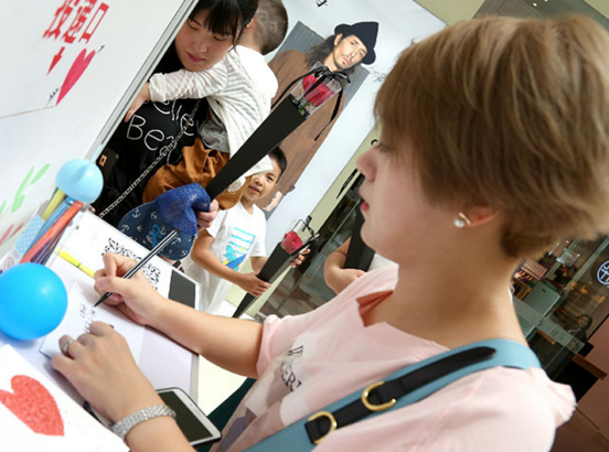 奥康玩转“粉丝经济” 寻“互联网+”时代行业新路  