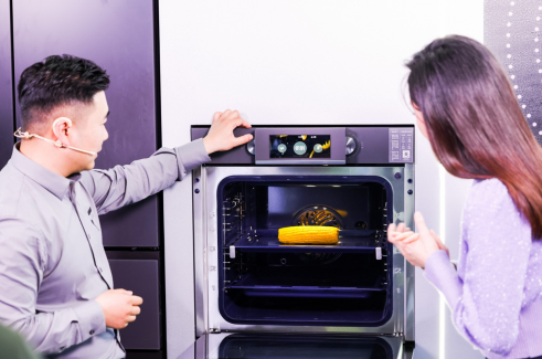 厨电行业唯一代表 AWE2023央视财经直播探馆走进老板电器展区